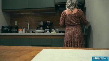 No puede evitar tocarse mientras espia a su hermana follar con su novio