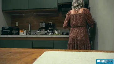 No puede evitar tocarse mientras espia a su hermana follar con su novio