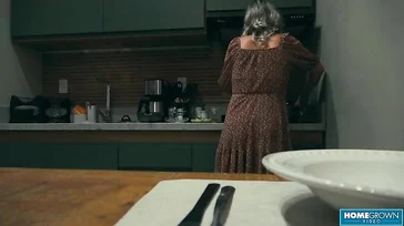 No puede evitar tocarse mientras espia a su hermana follar con su novio