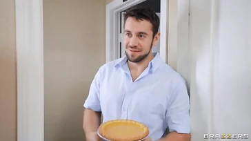 Minha meia-irmã começa a procurar algo debaixo da pia: que traseiro ela tem!