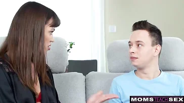 MILF-Stiefmutter zeigt ihrem Stiefsohn ihr neues Dessous-Set