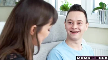 MILF-Stiefmutter zeigt ihrem Stiefsohn ihr neues Dessous-Set