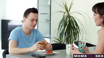 MILF-Stiefmutter zeigt ihrem Stiefsohn ihr neues Dessous-Set