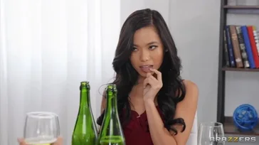 Sie masturbiert unter dem Tisch und wünscht sich, dass ihre Muschi geleckt wird.