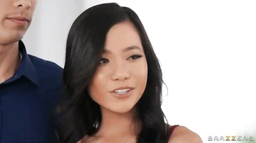 Sie masturbiert unter dem Tisch und wünscht sich, dass ihre Muschi geleckt wird.