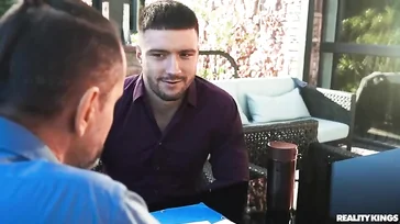 Una studentessa universitaria sexy si rimorchia (e si scopa) il giovane impiegato di suo padre