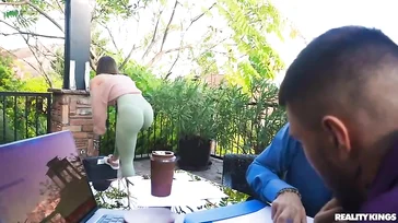 Una studentessa universitaria sexy si rimorchia (e si scopa) il giovane impiegato di suo padre