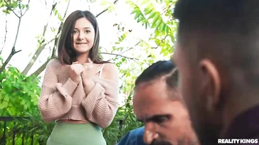 Una studentessa universitaria sexy si rimorchia (e si scopa) il giovane impiegato di suo padre