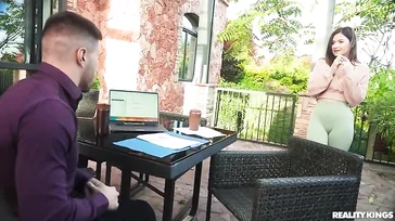 Una studentessa universitaria sexy si rimorchia (e si scopa) il giovane impiegato di suo padre