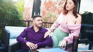 Una studentessa universitaria sexy si rimorchia (e si scopa) il giovane impiegato di suo padre