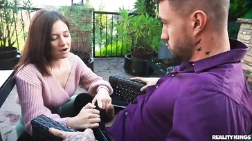 Una studentessa universitaria sexy si rimorchia (e si scopa) il giovane impiegato di suo padre