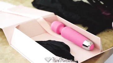 Mientras se está masturbando el vecino negro llama a la puerta ... !!