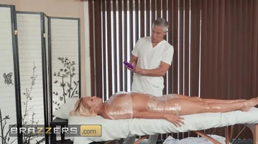 Il massaggiatore non riesce a staccare gli occhi dal grande seno e dal bel corpo della signora