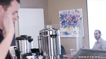 Il cameriere della mensa non vuole mettere il latte che ho chiesto nel mio caffè.