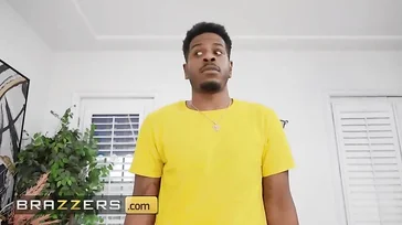 De twee zussen ruziën om zijn penis... ze willen allebei dat hij hun vriendje wordt!