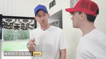 Los dos chicos de la mudanza se turnan para follar a la madura tetona