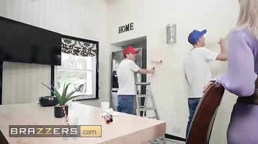 Los dos chicos de la mudanza se turnan para follar a la madura tetona