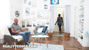 El joven masajista se pone a mil con el cuerpazo de la guapa negrita