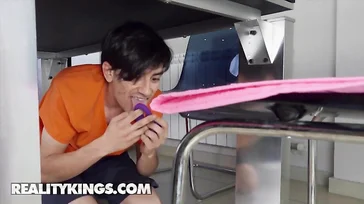 El hermano de su novio no para de espiarla: menuda polla gorda resulta tener