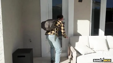 El vecino mirón sorprende a la vecina macizorra masturbándose en el sofá