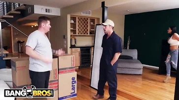 La señora de la casa se encapricha de uno de los chicos de la mudanza