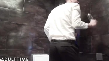 Follada caliente con un desconocido en los servicios de una discoteca