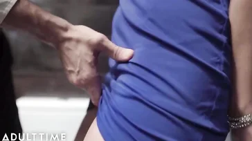 Follada caliente con un desconocido en los servicios de una discoteca