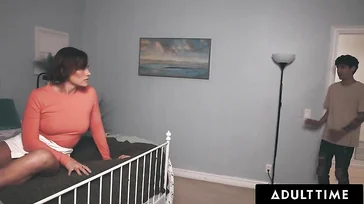 Sorprende a la cachonda de su madrastra mirando porno y masturbándose ... !!