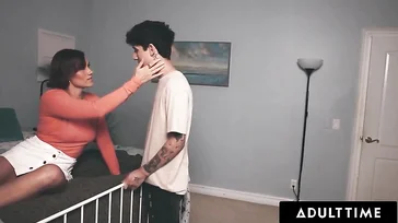 Sorprende a la cachonda de su madrastra mirando porno y masturbándose ... !!