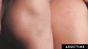 Sorprende a la cachonda de su madrastra mirando porno y masturbándose ... !!