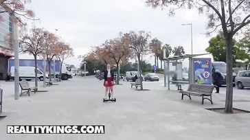 Una colegiala Pamela Sanchez se encuentra por la calle con Jordi y se ponen a follar