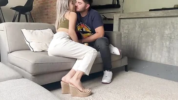 Una amiga de mi novia viene a casa y me propone que follemos en secreto