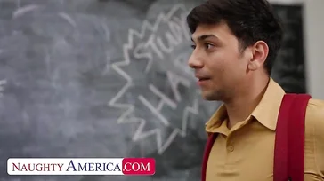 La splendida insegnante MILF impazzisce perché le viene leccata la figa...!!