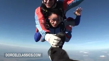 El monitor de paracaidas le mete mano y le pega un folladón en el hangar
