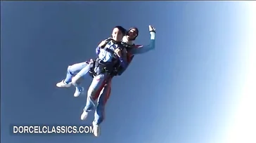 El monitor de paracaidas le mete mano y le pega un folladón en el hangar