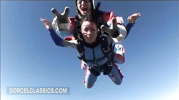 El monitor de paracaidas le mete mano y le pega un folladón en el hangar