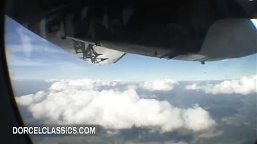 El monitor de paracaidas le mete mano y le pega un folladón en el hangar