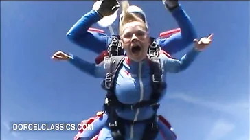 El monitor de paracaidas le mete mano y le pega un folladón en el hangar