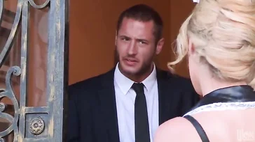 Ogni volta che la cameriera rimane sola con il giovane padrone, finisce sempre allo stesso modo...