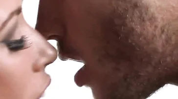 Ogni volta che la cameriera rimane sola con il giovane padrone, finisce sempre allo stesso modo...