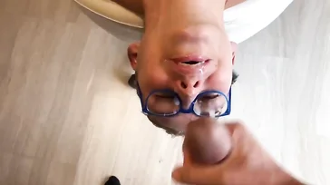 Teletrabajar desde casa y correrte en la cara de tu novia