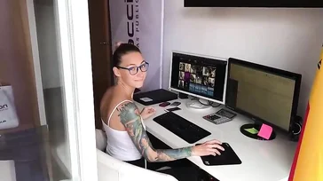 Working remotely from home and ejaculating on your girlfriend's face