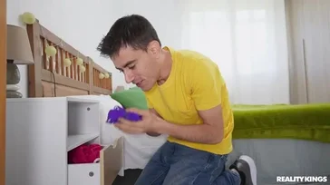 A nova namorada do pai dele é linda: ele não consegue parar de cheirar as calcinhas dela.