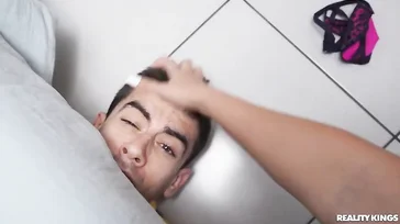 A nova namorada do pai dele é linda: ele não consegue parar de cheirar as calcinhas dela.