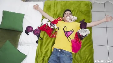 A nova namorada do pai dele é linda: ele não consegue parar de cheirar as calcinhas dela.