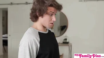 Meine Schwester sucht ihr Handy unter dem Sofa... was für einen roten Stringtanga sie trägt!