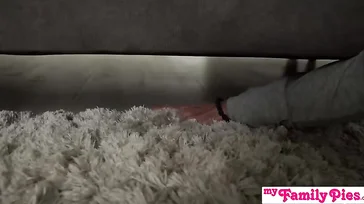 Meine Schwester sucht ihr Handy unter dem Sofa... was für einen roten Stringtanga sie trägt!