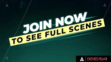 El hombre maduro tiene una caliente amante universitaria que le encanta