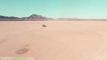 Se sube al coche de un desconocido en mitad del desierto y decide darle las gracias