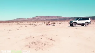 Se sube al coche de un desconocido en mitad del desierto y decide darle las gracias